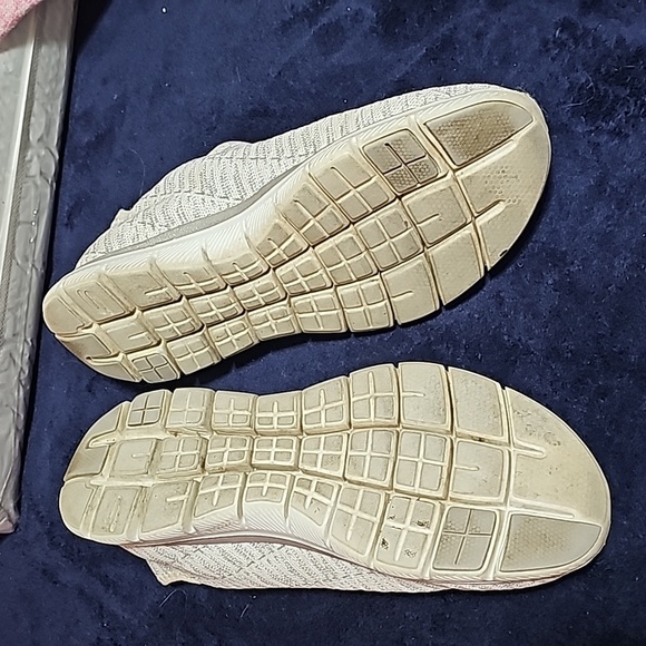 Sketchers air-cooled memory foam tennis shoes. Size 10 - Picture 2 of 4